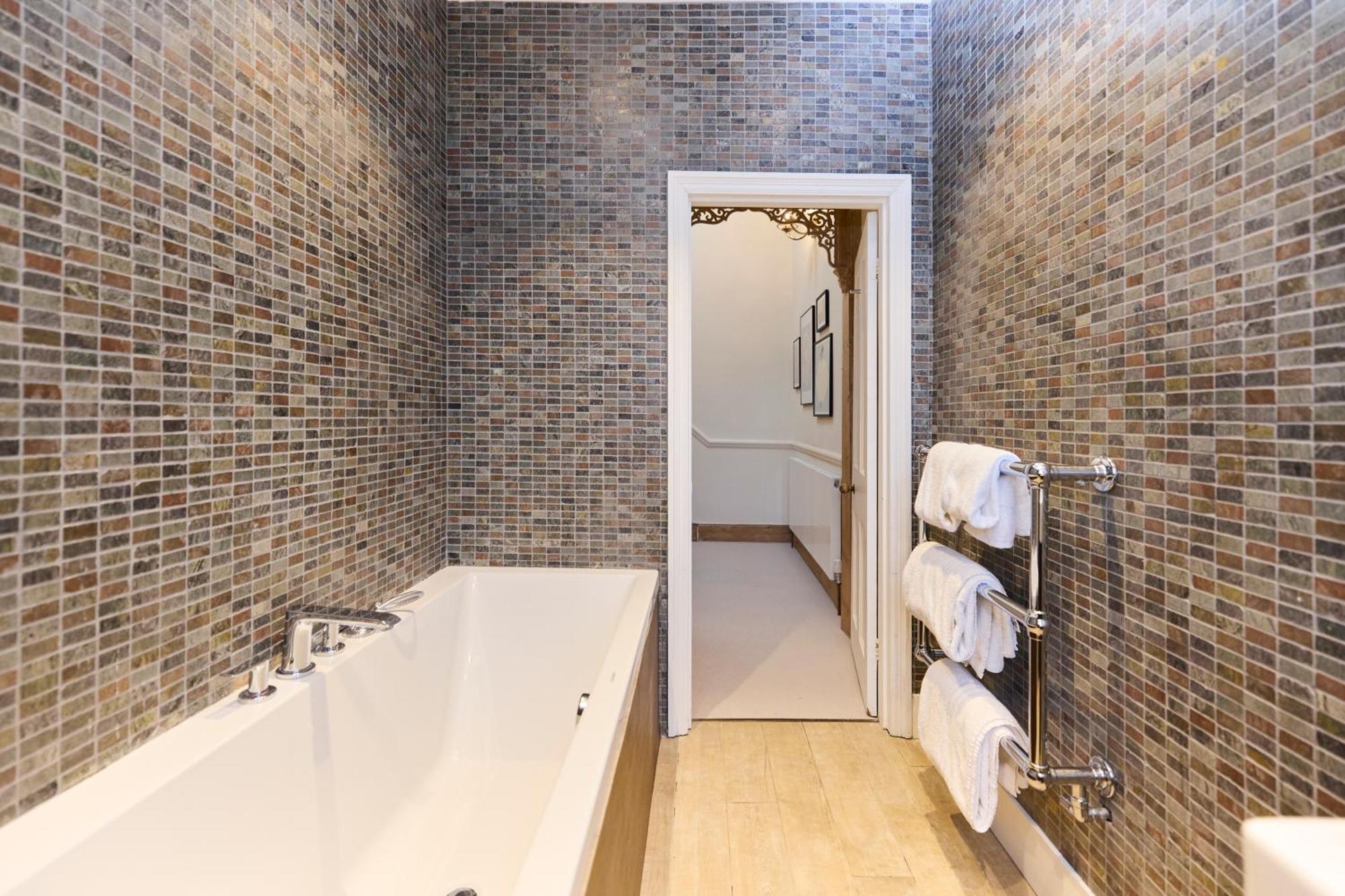 The Rosebery Retreat - Inviting 4bdr With Garden *