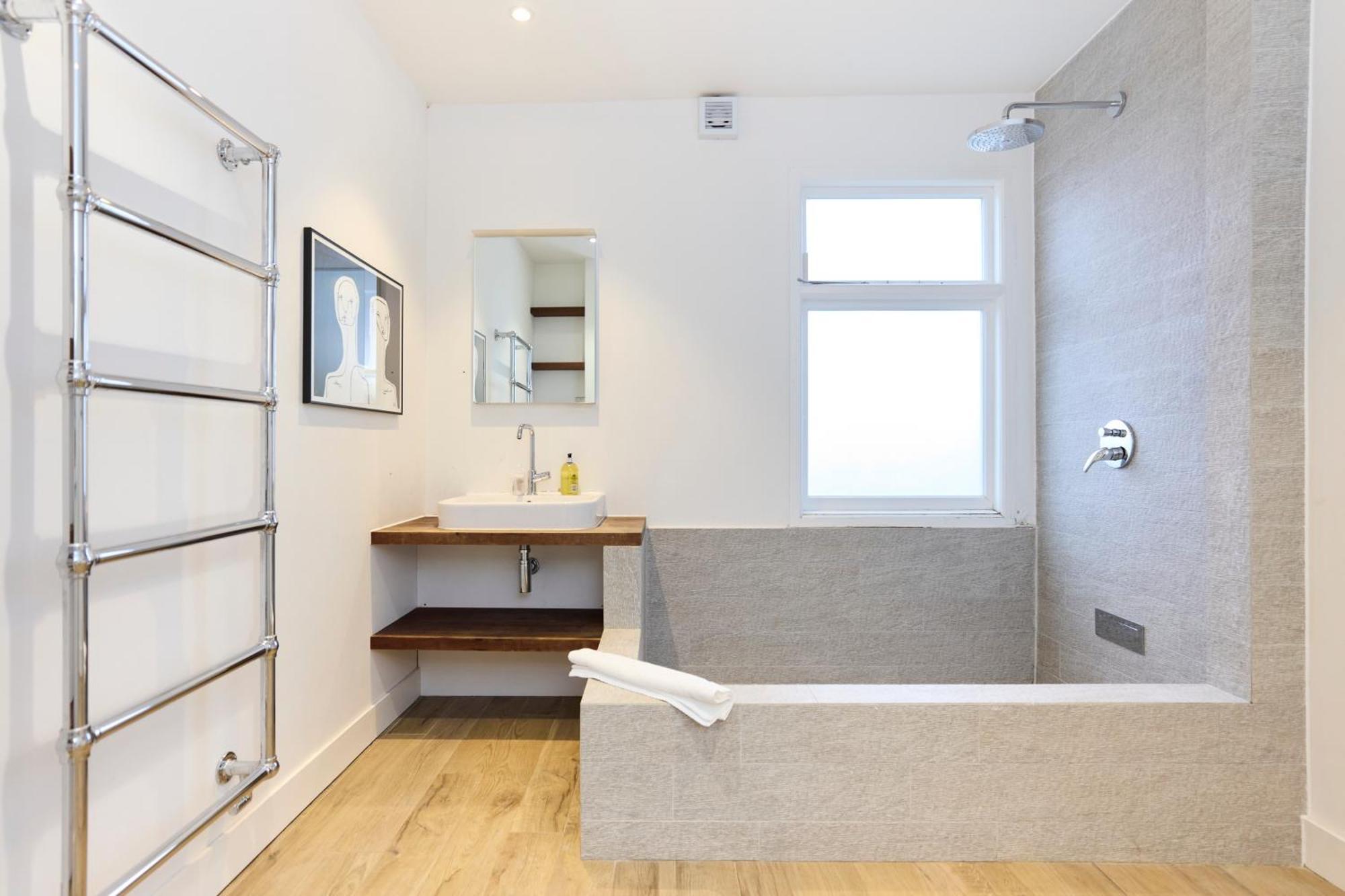 The Rosebery Retreat - Inviting 4bdr With Garden Appartamento