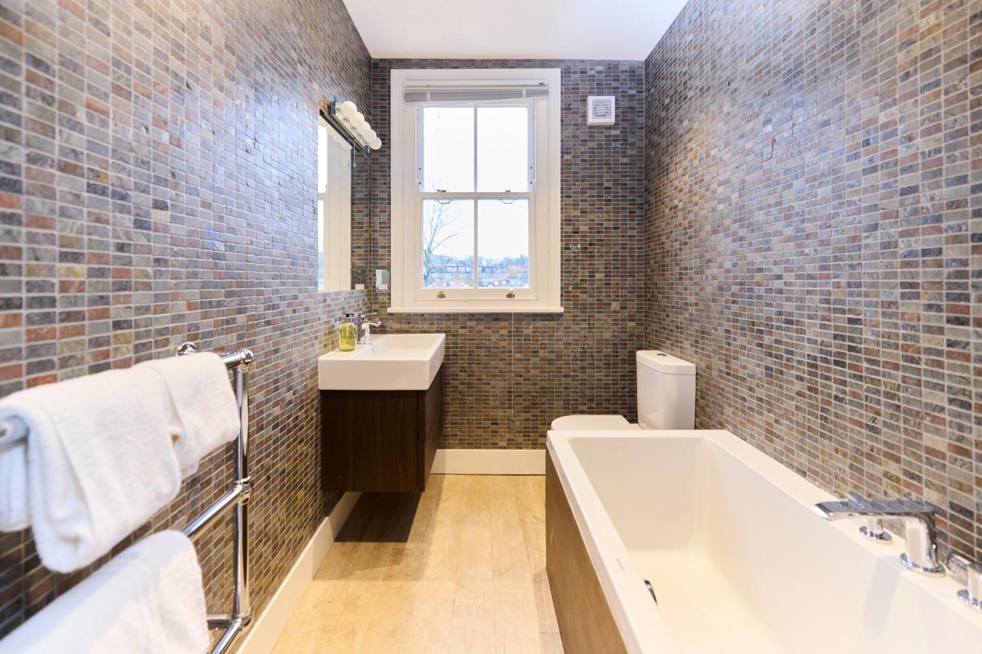 The Rosebery Retreat - Inviting 4bdr With Garden Appartamento *
