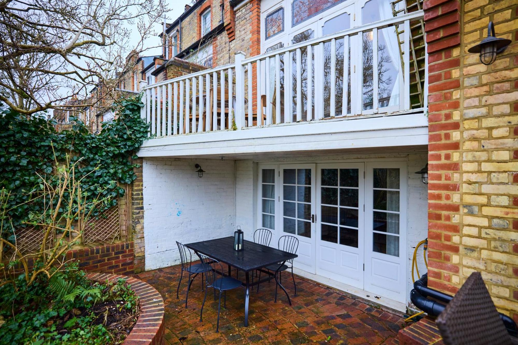 The Rosebery Retreat - Inviting 4bdr With Garden Londra